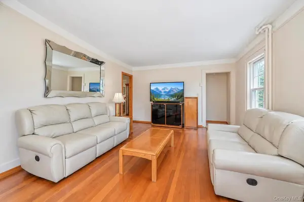 49 Collins AVE, Kings Park, NY 11754