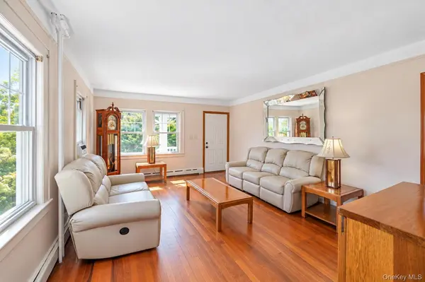 49 Collins AVE, Kings Park, NY 11754