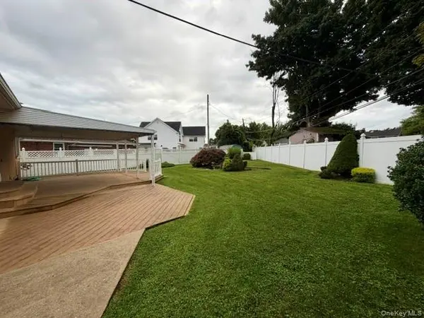 392 Coleridge ST, Levittown, NY 11756