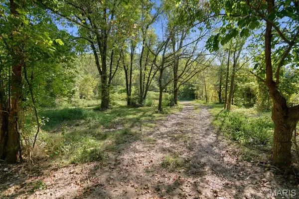 1150 South RD, Ellington, MO 63638