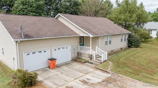 100 Country LN, Vandalia, IL 62471