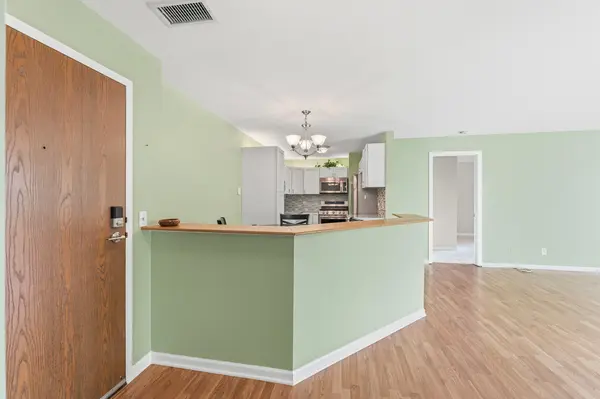 815 Leicester RD #217, Elk Grove Village, IL 60007