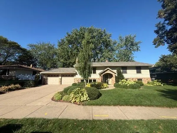 2749 Hilltop CT, North Saint Paul, MN 55109