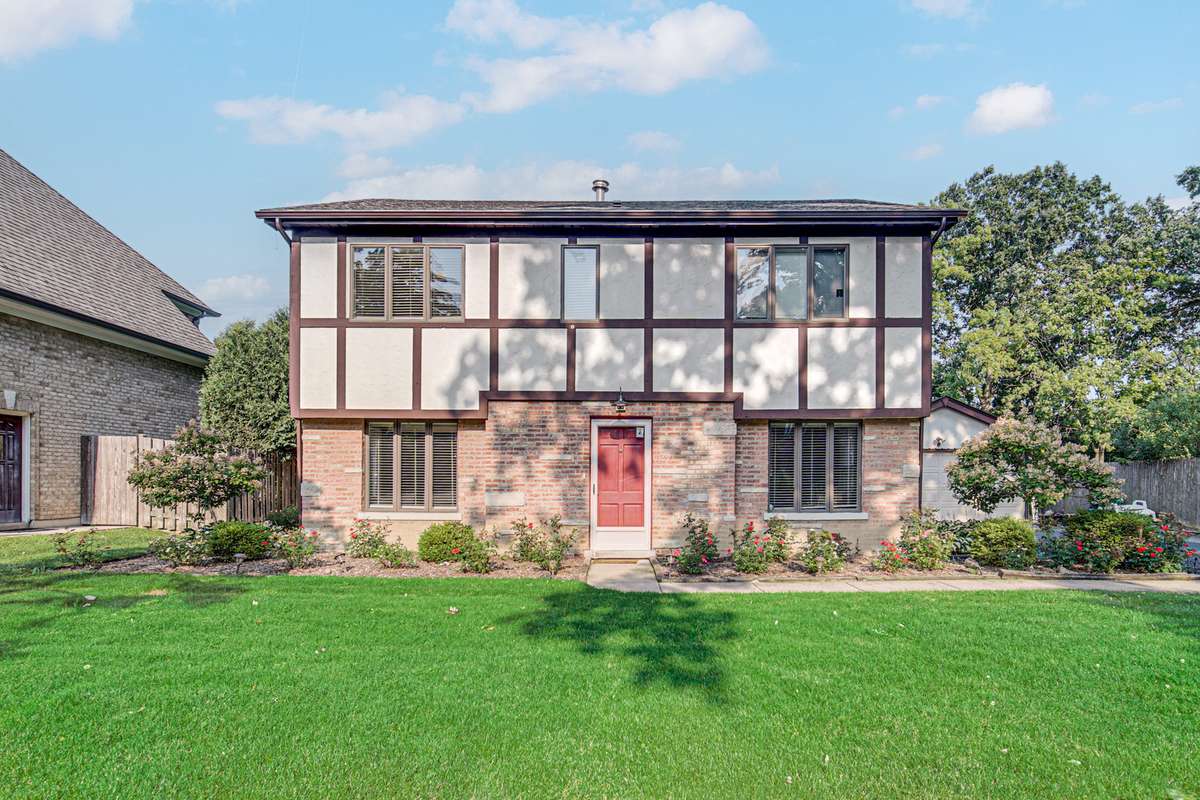 23327 N Wildwood LN, Deerfield, IL 60015