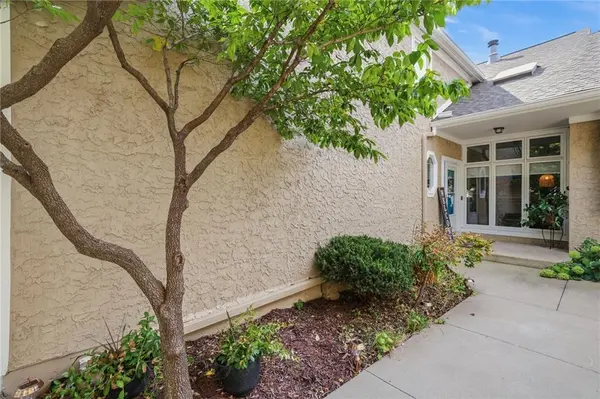 6727 W 126th CT, Overland Park, KS 66209