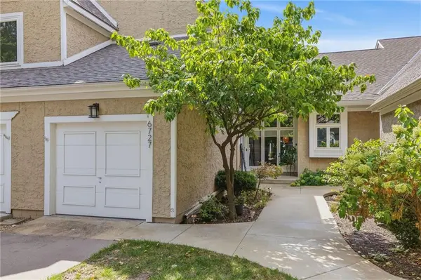6727 W 126th CT, Overland Park, KS 66209