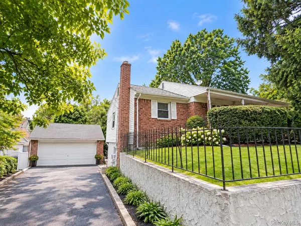 19 North LN, Glen Cove, NY 11542