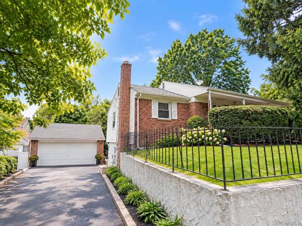 19 North LN, Glen Cove, NY 11542