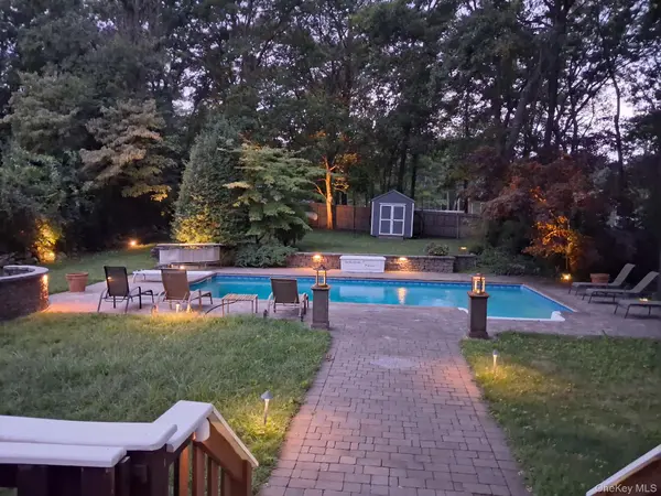 257 Parkway DR, Calverton, NY 11933