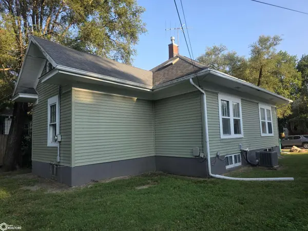 305 W Monroe AVE, Fairfield, IA 52556
