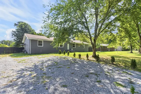 2057 Lake Rd, Greenbrier, TN 37073