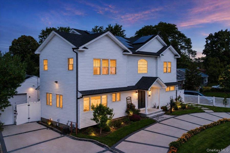 1375 Oak LN, East Meadow, NY 11554
