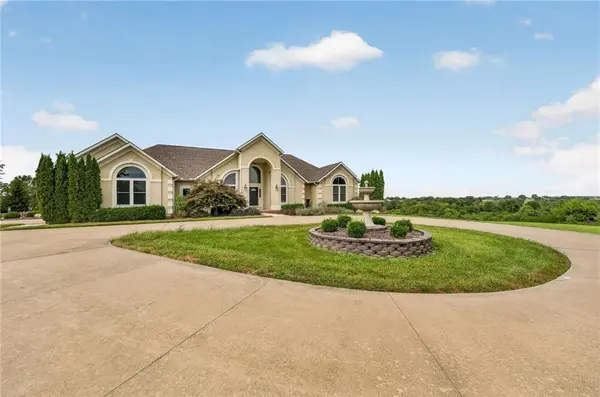 10030 Airfield LN, Richmond, MO 64085