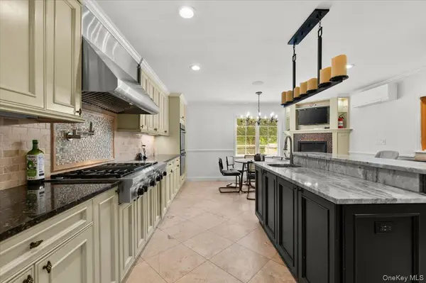 111 Barrett RD, Lawrence, NY 11559