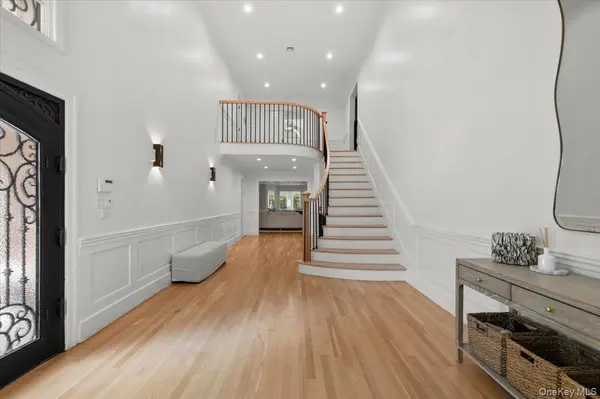 111 Barrett RD, Lawrence, NY 11559