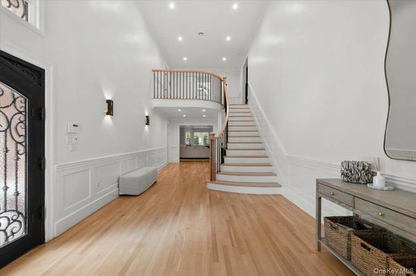 111 Barrett RD, Lawrence, NY 11559
