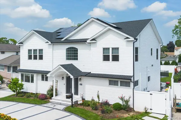 1375 Oak LN, East Meadow, NY 11554