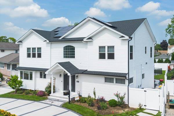 1375 Oak LN, East Meadow, NY 11554