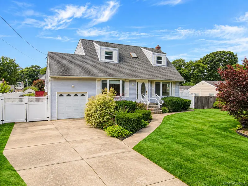 616 Pat DR, West Islip, NY 11795