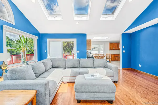 616 Pat DR, West Islip, NY 11795