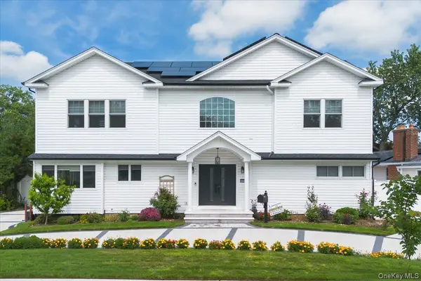 1375 Oak LN, East Meadow, NY 11554