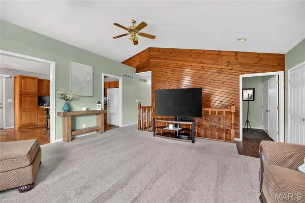 519 Grandview RD, St Clair, MO 63077