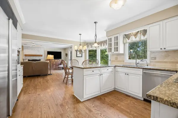6402 Indian Head CT, Indian Head Park, IL 60525