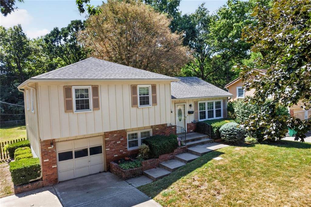 9211 W 76th TER, Overland Park, KS 66204