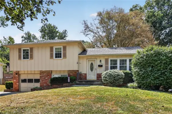 9211 W 76th TER, Overland Park, KS 66204
