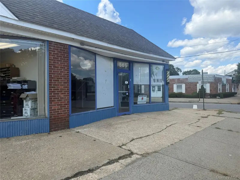565 Broadway, Massapequa, NY 11758
