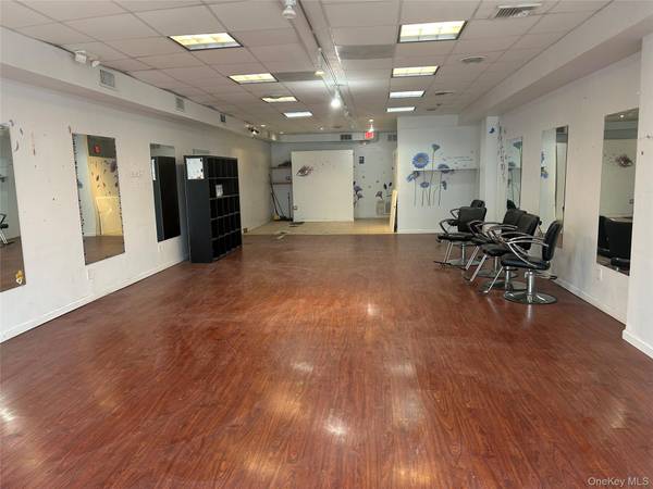 565 Broadway, Massapequa, NY 11758