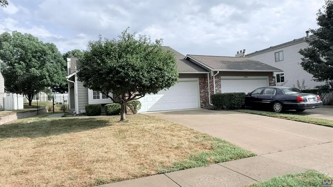 5302 SW 23rd ST, Topeka, KS 66614