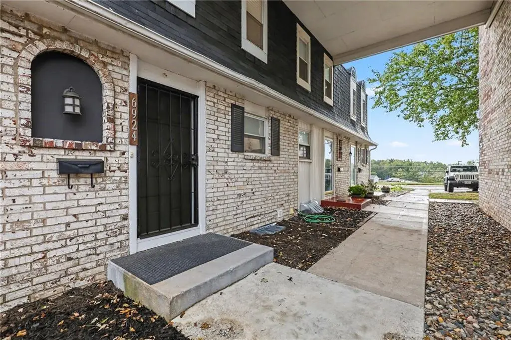 6924 NW Chapel Woods LN, Kansas City, MO 64152