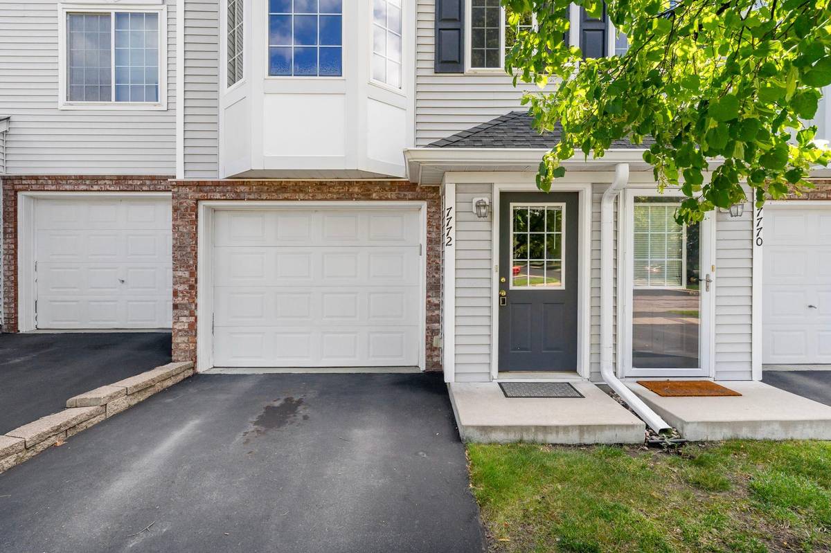 7772 Arboretum Village CIR, Chanhassen, MN 55317