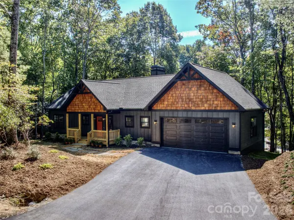 32 Ossarooga CT, Brevard, NC 28712