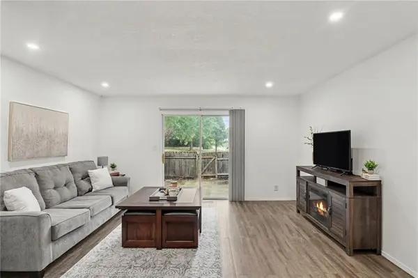 6924 NW Chapel Woods LN, Kansas City, MO 64152