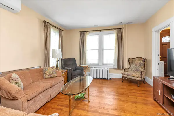 7 Brown ST, Sea Cliff, NY 11579