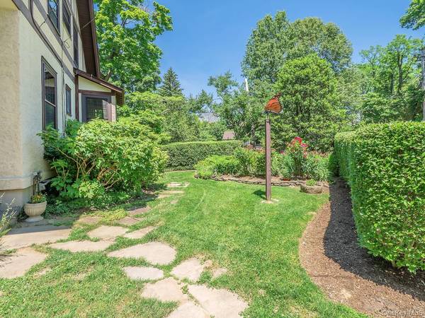 230 Littleworth LN, Sea Cliff, NY 11579