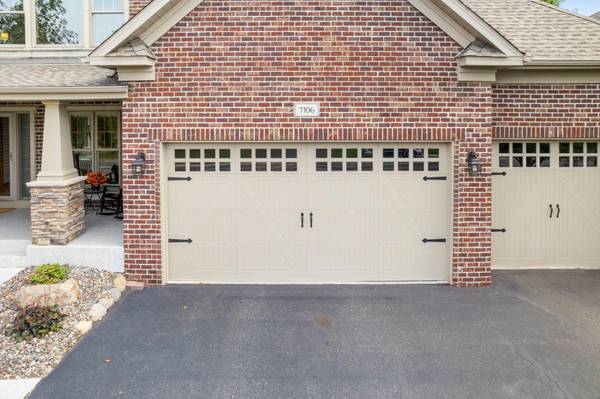 1106 Overlook LN, Carver, MN 55315