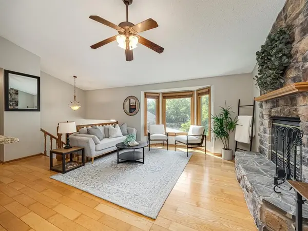 11900 Baypoint DR, Burnsville, MN 55337