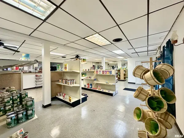 3611 W HARMON HWY, Peoria, IL 61604