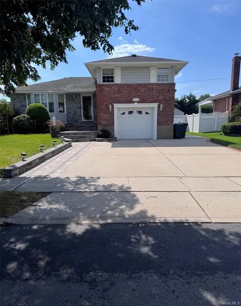 4044 Meadow LN, Seaford, NY 11783