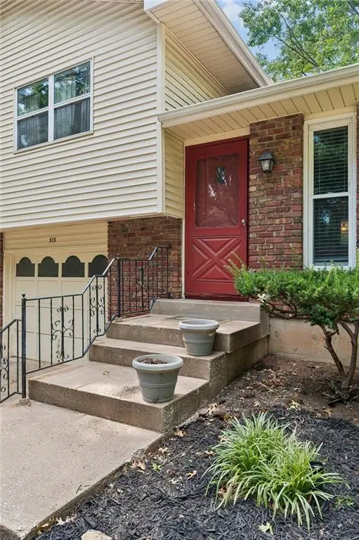 513 S Cardinal DR, Olathe, KS 66062