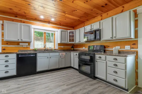 6005 Hoover RD, Nashville, IN 47448