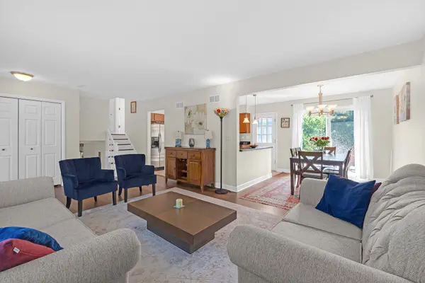 1320 Deerfield PL, Highland Park, IL 60035