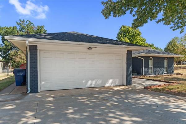 1821 W Cedar Ridge DR, Mustang, OK 73064