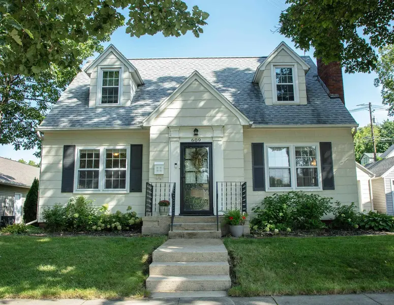 609 NE 1st Ave, Waverly, IA 50677