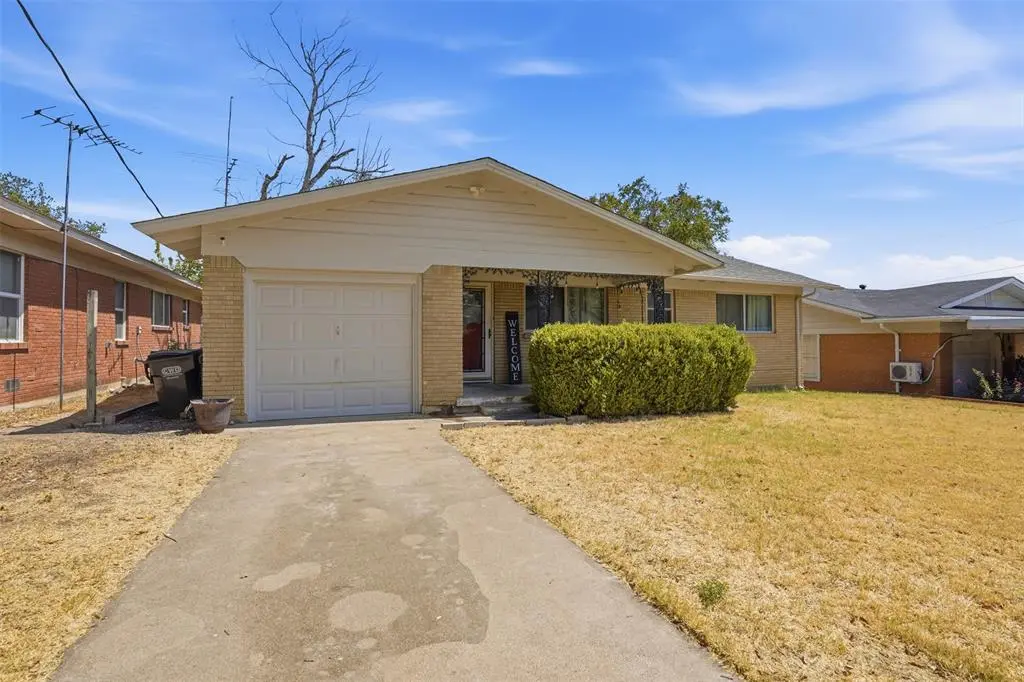 4304 Hodgkins Road, Lake Worth, TX 76135