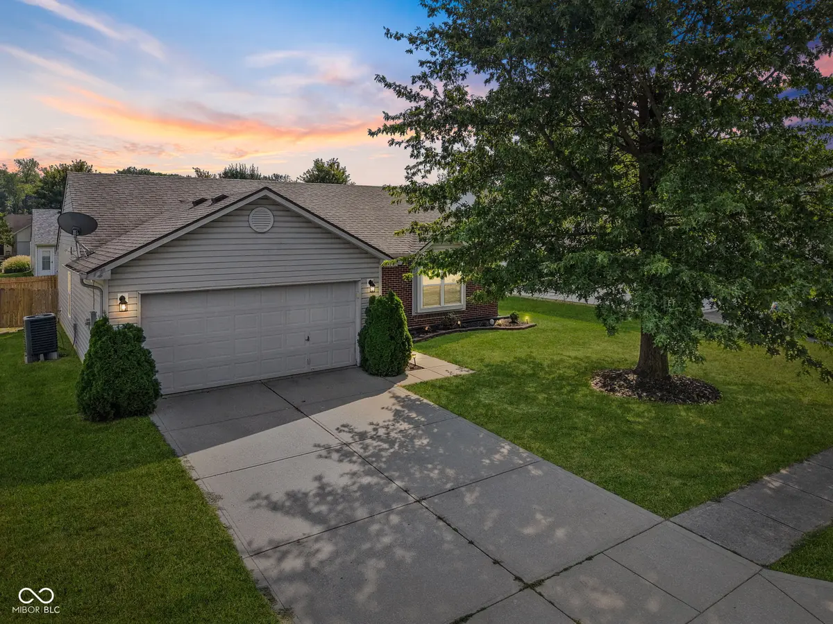 9925 Cedarstone LN, Avon, IN 46123