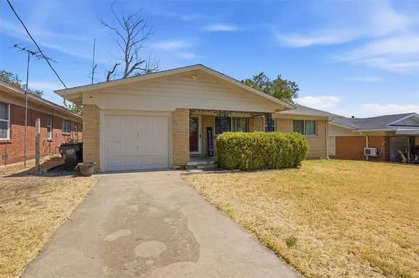 4304 Hodgkins Road, Lake Worth, TX 76135